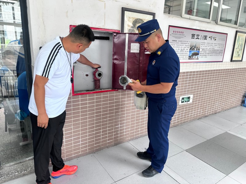 成都支队都江堰大队排查都江堰中学消防设施是否完好。四川省消防救援总队供图