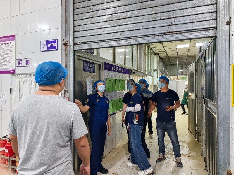 南充消防指导考点学校食堂做好消防安全工作。四川省消防救援总队供图