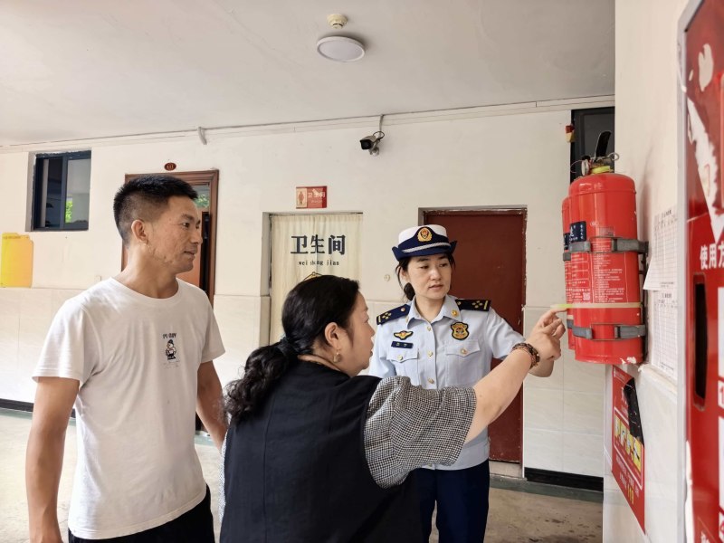 自贡消防指导考点学校灭火器材维护保养工作。四川省消防救援总队供图