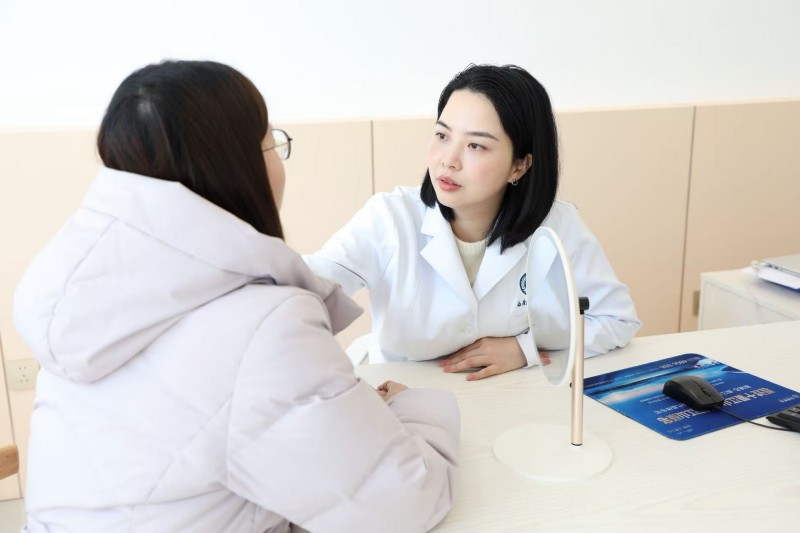 谭小琦给患者检查身体。广元市融媒体中心供图