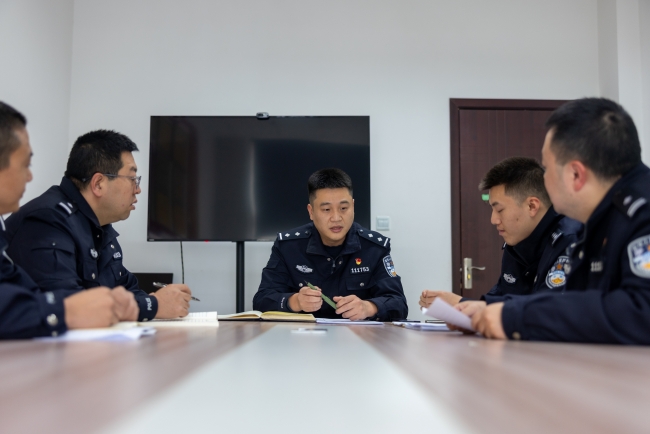 和专案组民警讨论案情。资阳市公安局雁江区分局供图