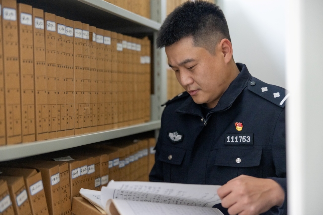 从海量文件中寻找线索，已经成为胡垒的工作常态。资阳市公安局雁江区分局供图