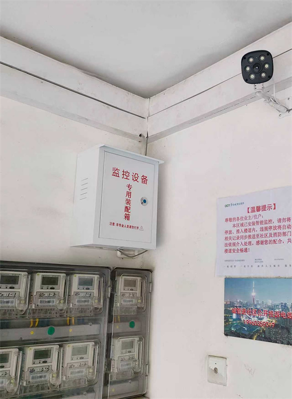 单元出入的监控设备。黄成薇供图