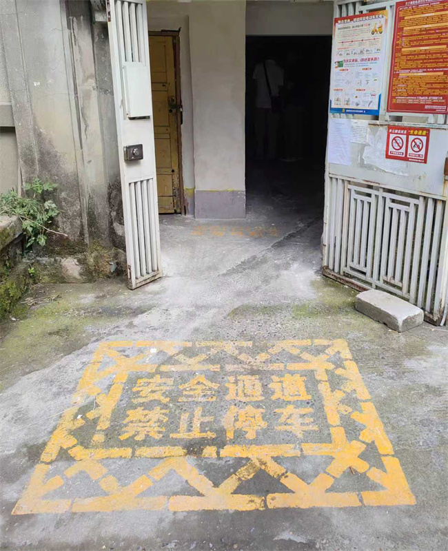 单元门口提示区。黄成薇供图