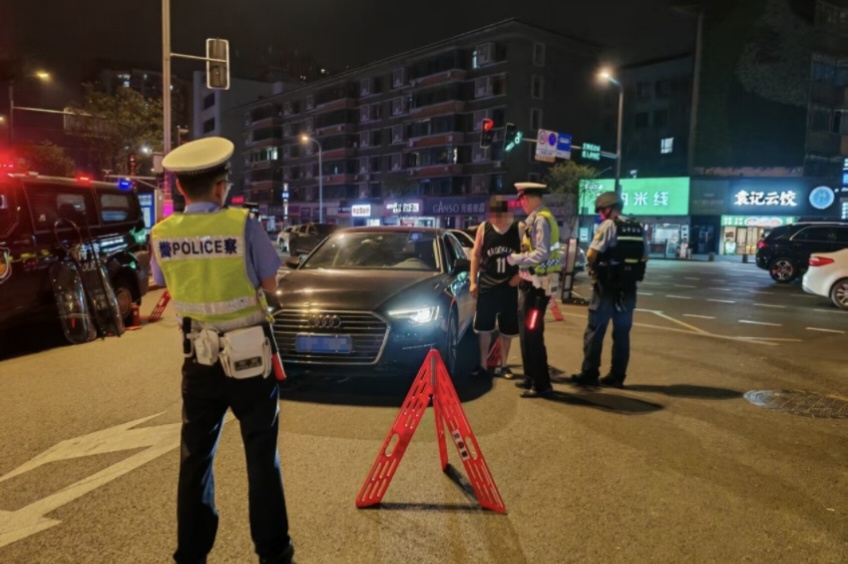 “夏季静夜行动”现场。成都交警二分局供图
