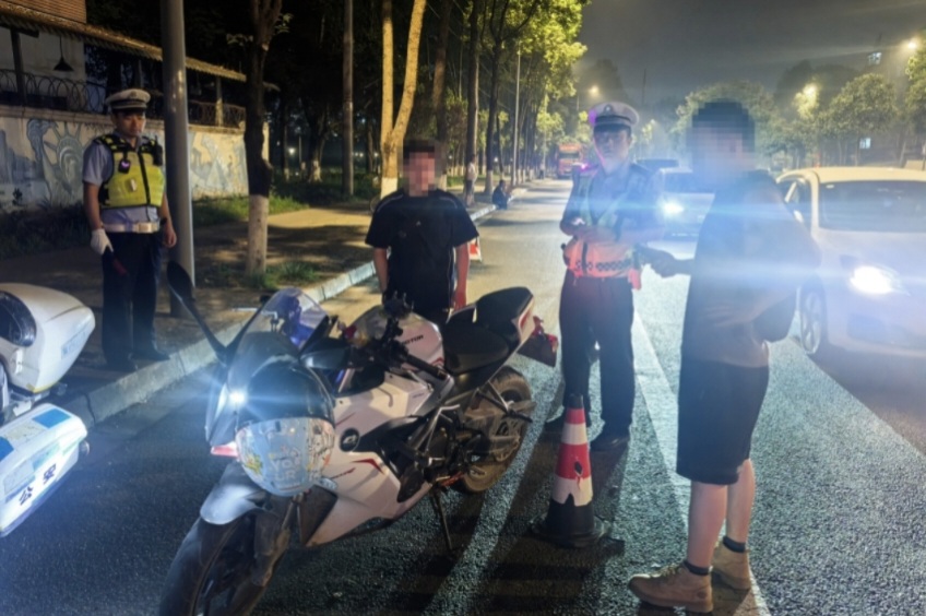 “夏季静夜行动”现场。成都交警二分局供图