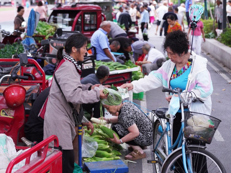 市民在“专属菜市”买菜。简捷供图