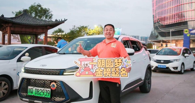 傅兴君和他的爱心送考车。宜宾市退役军人事务局供图