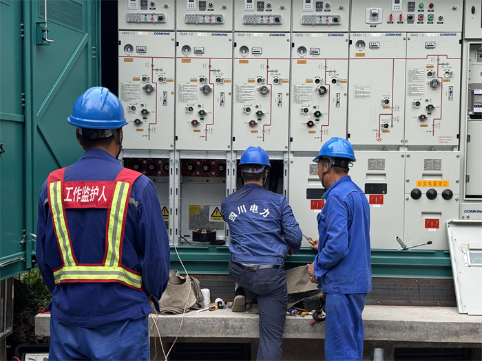 5月31日，國網成都市新津供電公司開展華潤中學環網櫃換新工作，全力保障中高考期間電力供應萬無一失。彭乙軒供圖