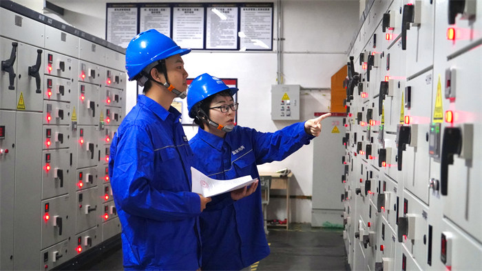 6月5日，國網成都供電公司成華供電中心工作人員在成大附中配電房開展應急電源檢測試驗，核查設備負荷工況，筑牢考點用電保障。沈珂西供圖