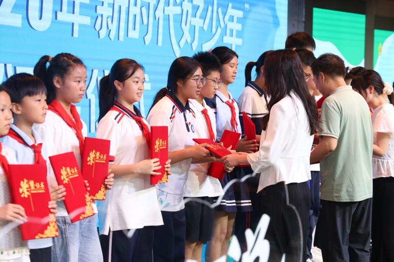 现场为获奖代表颁奖。翠屏区融媒体中心供图
