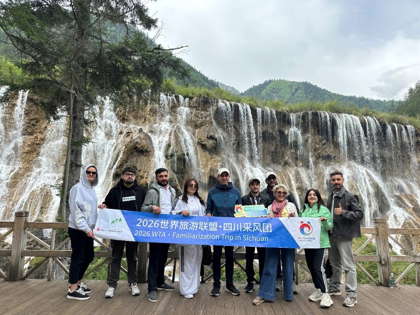 代表团游览九寨沟景区。四川省文化和旅游厅供图