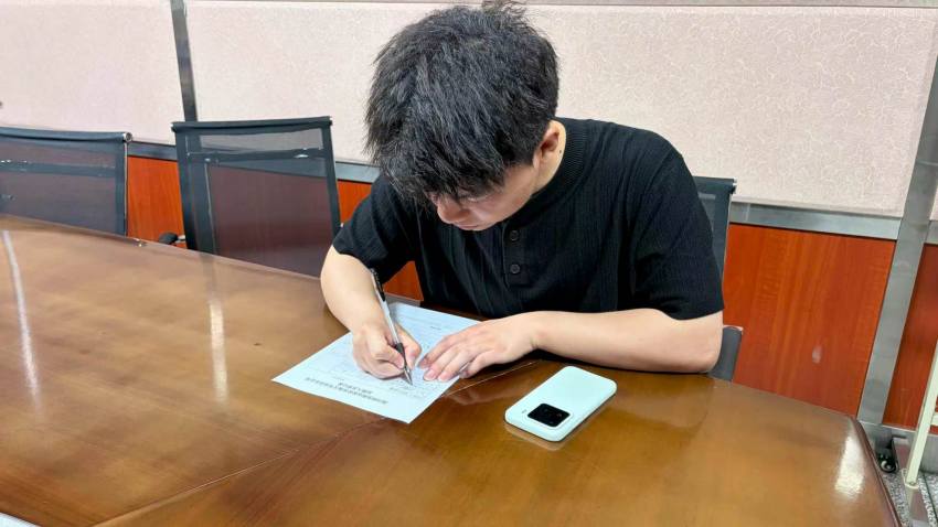 小邓正在填写应聘人员登记表。闫凯摄