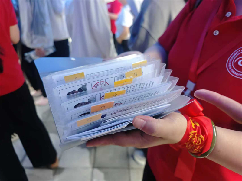 老师将装好准考证的小包现场发给学生。杨雪怡供图
