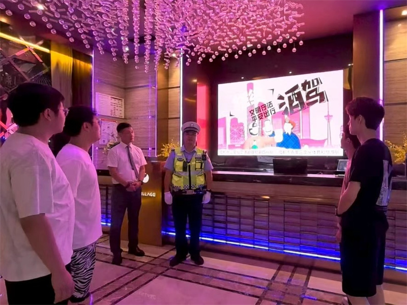 民警到娱乐场所现场讲解“拒绝酒驾”相关法律法规。杨雪怡供图