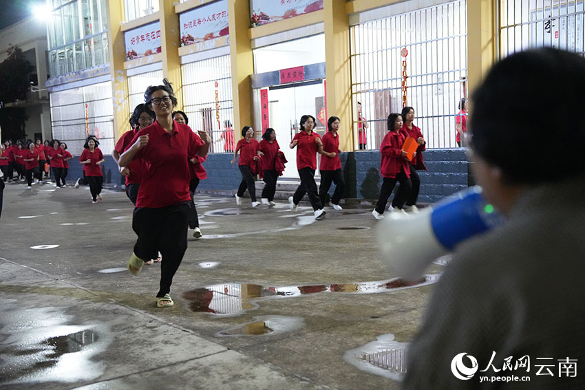 几名高三女生向张桂梅跑来。人民网记者 李发兴摄