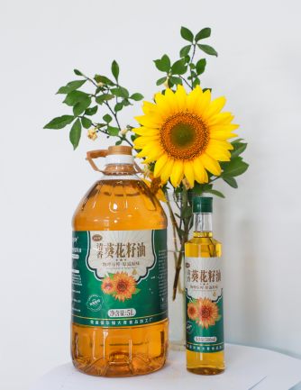 保華鎮青杆坪村所廠的葵花籽油。虞芳琳供圖