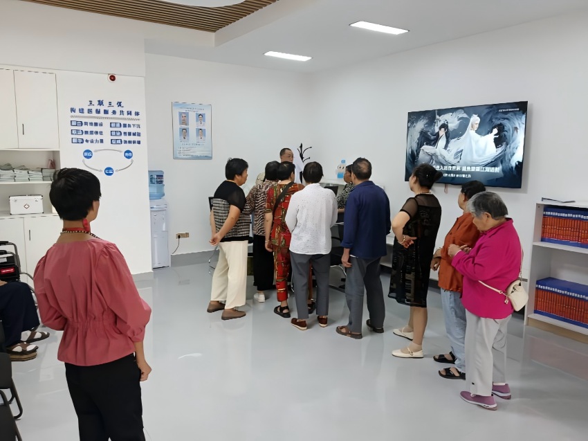 通川区医保局组织村医对辖区群众开展“两病”筛查工作。达州市通川区融媒体中心供图
