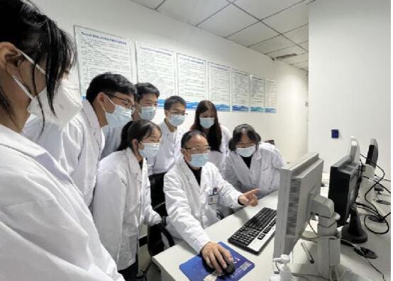 医学影像技术专业的学生进行实操训练。雅安职业技术学院供图
