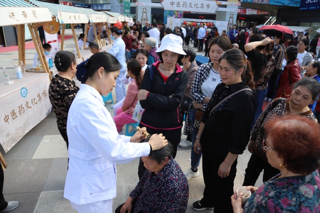 中医药文化集市，护理团队为群众免费提供中医特色适宜技术。自贡市中医医院供图