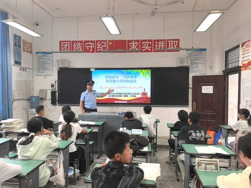 民警向师生们详细讲解禁毒知识。周子悦摄
