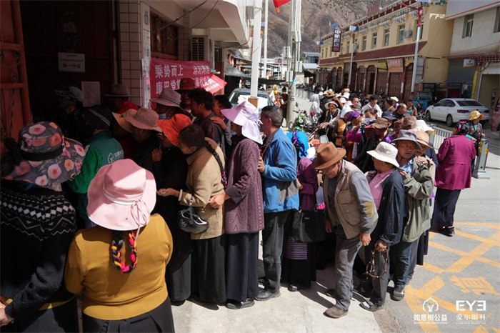 排队接受眼科诊疗的当地居民。爱尔眼科供图