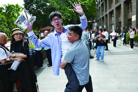 渝中区巴蜀中学考点，家长与考生拥抱。