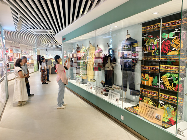 市民参观“刘三姐”文化传承者——黄婉秋艺术人生档案展。记者宋延康摄