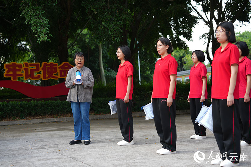 6月7日,送考仪式上,张桂梅和高三考生齐唱《红梅赞》。人民网记者 李发兴摄