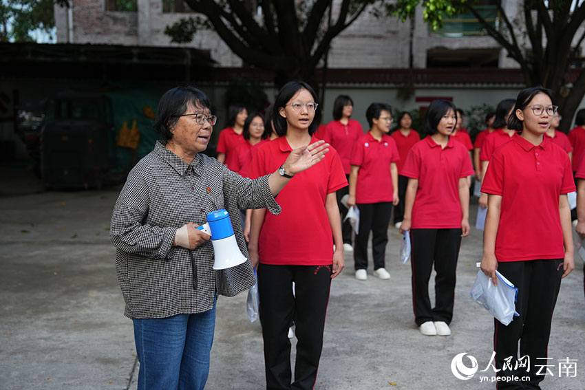 6月7日,送考仪式上,张桂梅和高三考生齐唱《红梅赞》。人民网记者 李发兴摄