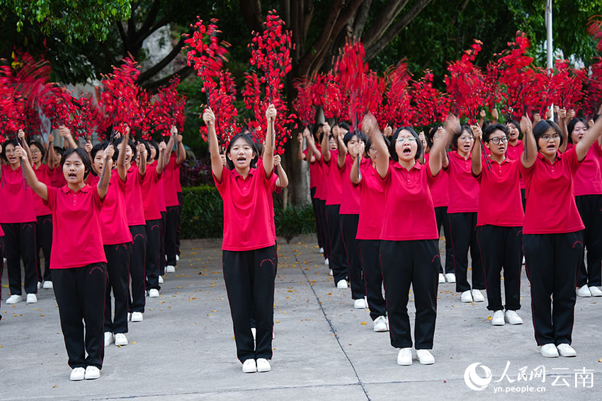 6月7日,送考现场,高一和高二的学弟学妹们齐声高呼“高三加油”“学姐加油”,为奔赴考场的高三学生助威鼓劲。人民网记者 李发兴摄