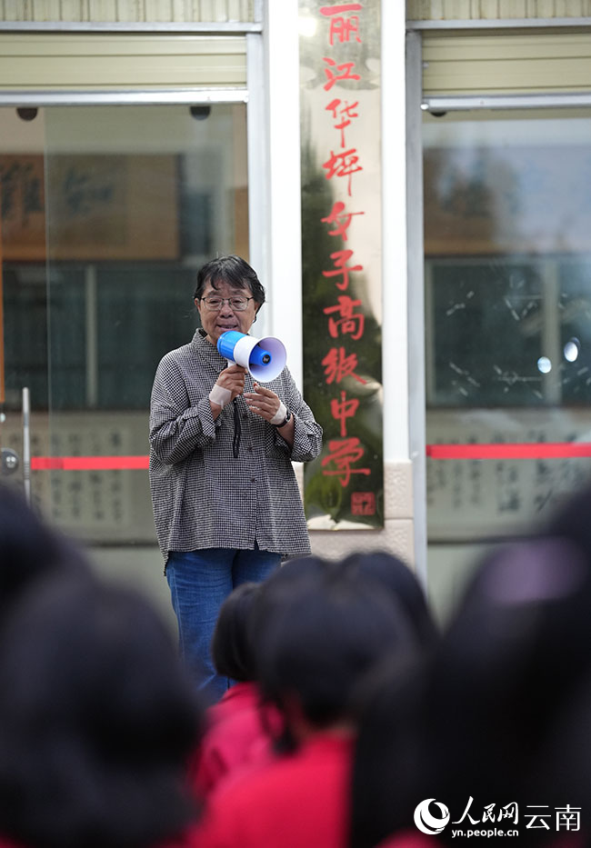 6月9日,早上出发前,张桂梅叮嘱考生带好证件和考试用品。人民网记者 李发兴摄