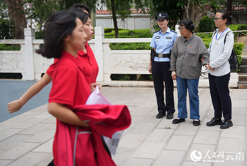 爬完一段台阶后,张桂梅需要停留下来短暂休息后,再继续前往休息区。人民网记者 李发兴摄