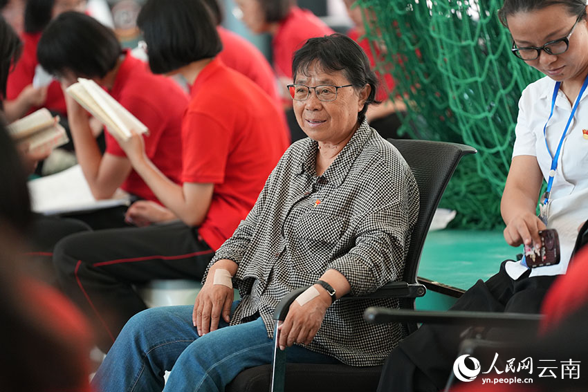6月9日,在考点休息区,老师和学生一起复习重点知识。人民网记者 李发兴摄