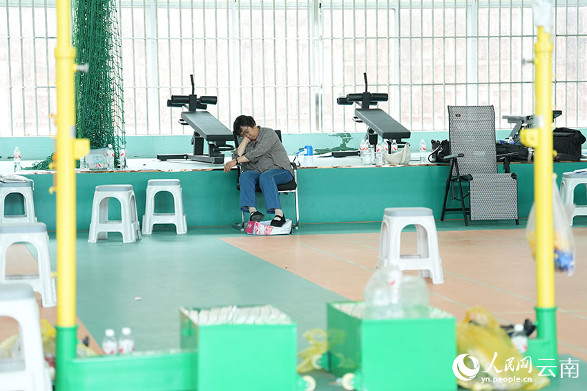 考场内,考生们奋笔疾书。考场外,张桂梅靠着椅子睡着了。人民网记者 李发兴摄