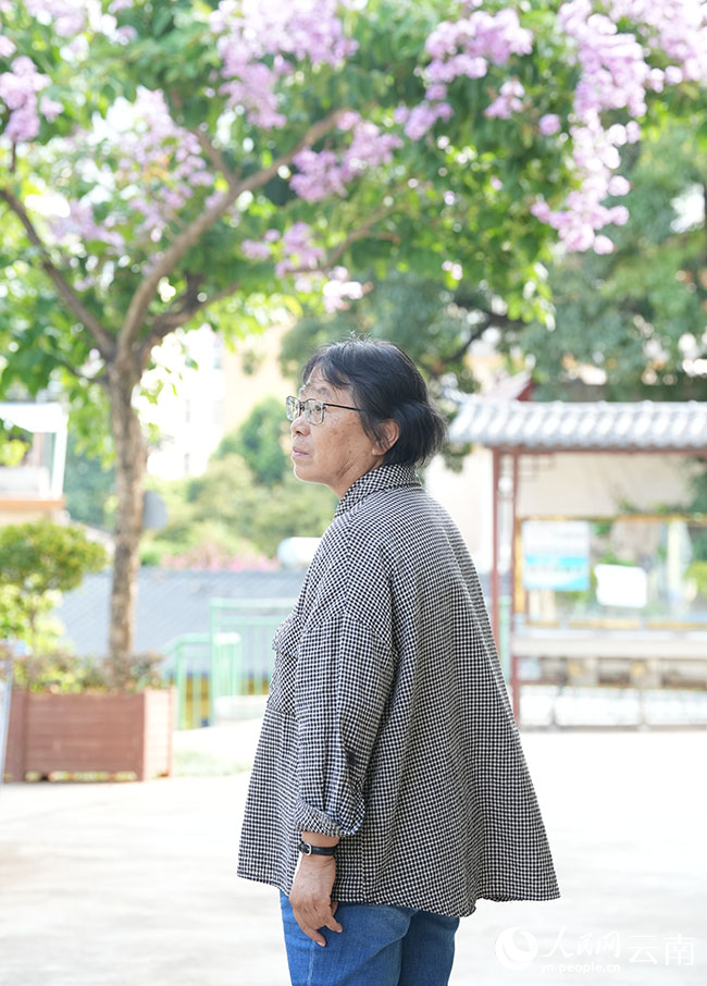 张桂梅在休息区等候考生,心里总在担心学生答题答得怎么样。人民网记者 李发兴摄