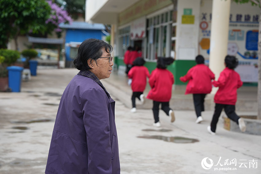 考试结束后,看着学生脸上的笑容,张桂梅知道学生答题答得还不错,心里的担心少了一些。人民网记者 李发兴摄