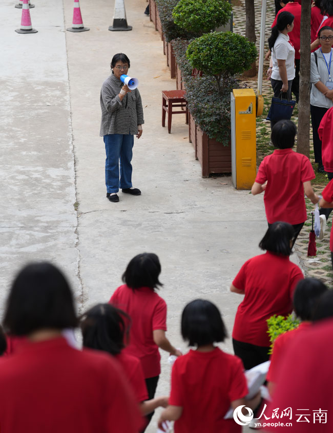 6月8日,全天的考试结束后,张桂梅组织学生乘车返回学校吃晚饭、上晚自习,准备第二天的考试。人民网记者 李发兴摄