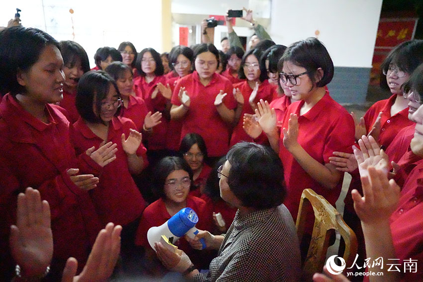 “不哭了,不哭了,我们唱首歌吧!”。唱完歌,张桂梅安慰姑娘们:“你们出了校园,想什么时候回来都可以,女高的大门永远朝你们开着。原来我说的‘不准你们回来’,作废!”张桂梅顿了顿,声音里带着一丝恳切:“我努力活着,年年都等着你们,好吗?”人民网记者 李发兴摄