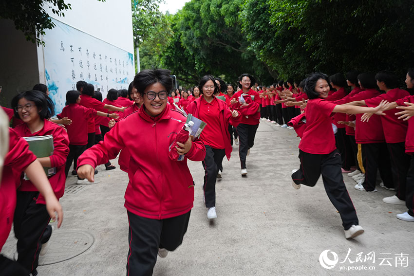 6月9日下午,最后一科考试结束后,姑娘们冲回学校,张桂梅却偷偷躲了起来。