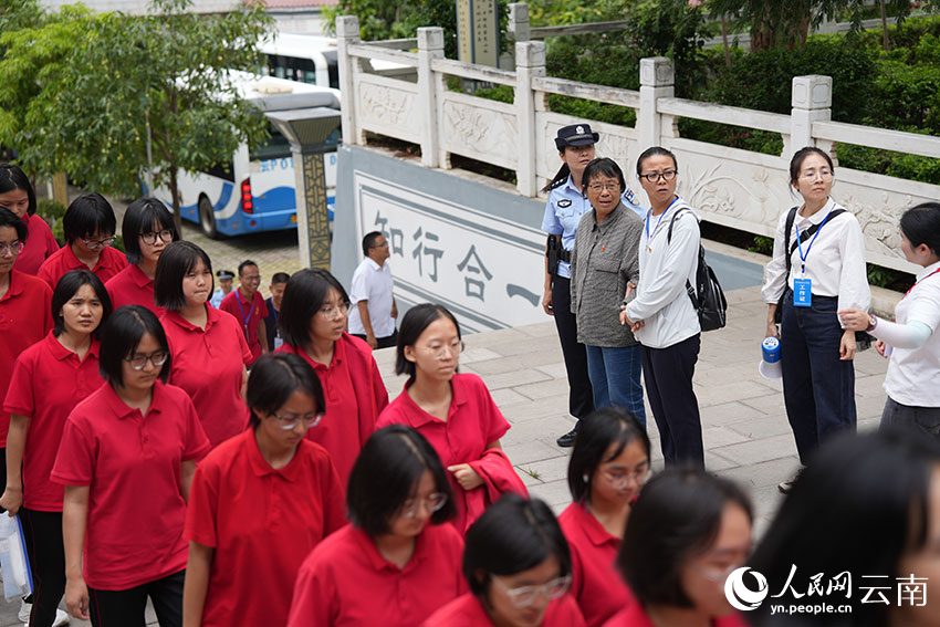 6月8日,张桂梅在同事的搀扶下,陪考生前往休息区。人民网记者 李发兴摄