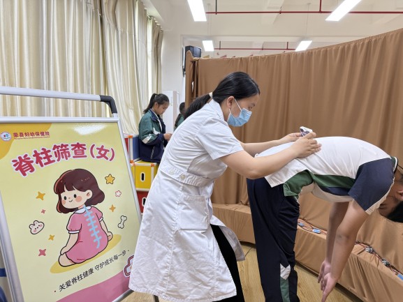 脊柱篩查。曾莉供圖