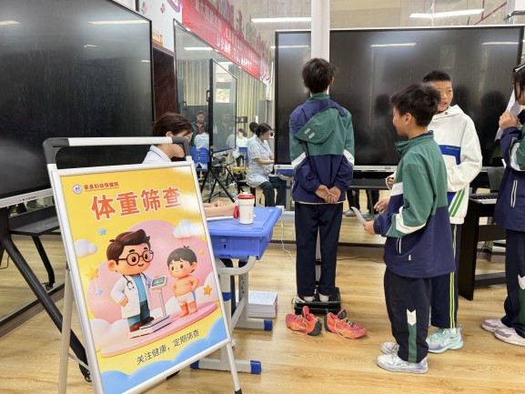體重篩查。曾莉供圖