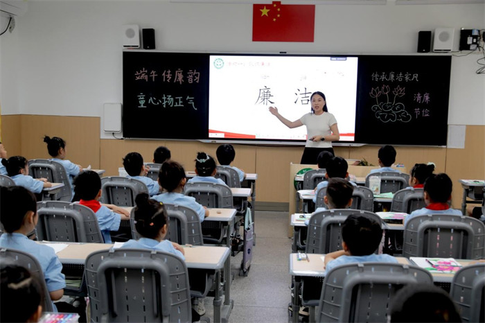 6月12日，在四川省廣安樹人小學，教師向學生闡釋“廉”字的深刻內涵。