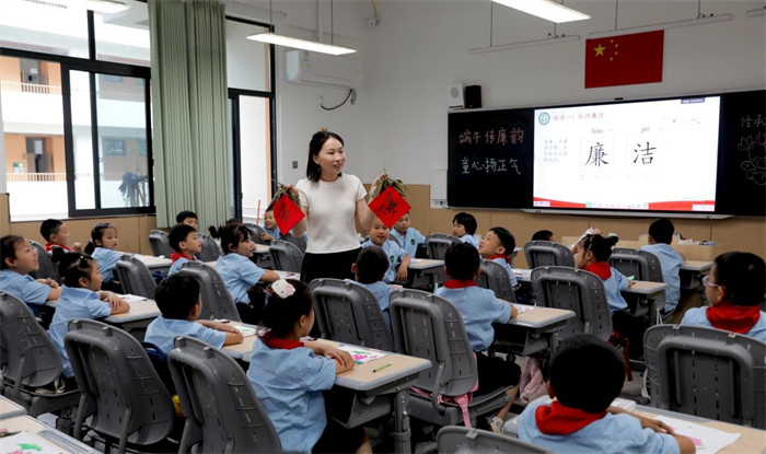 6月12日，在四川省廣安樹人小學，教師正在給學生介紹“廉潔粽”的深刻文化內涵。