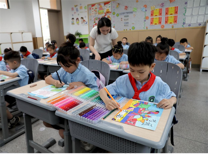 6月12日，在四川省廣安樹人小學，學生在創作“蓮（廉）”畫。