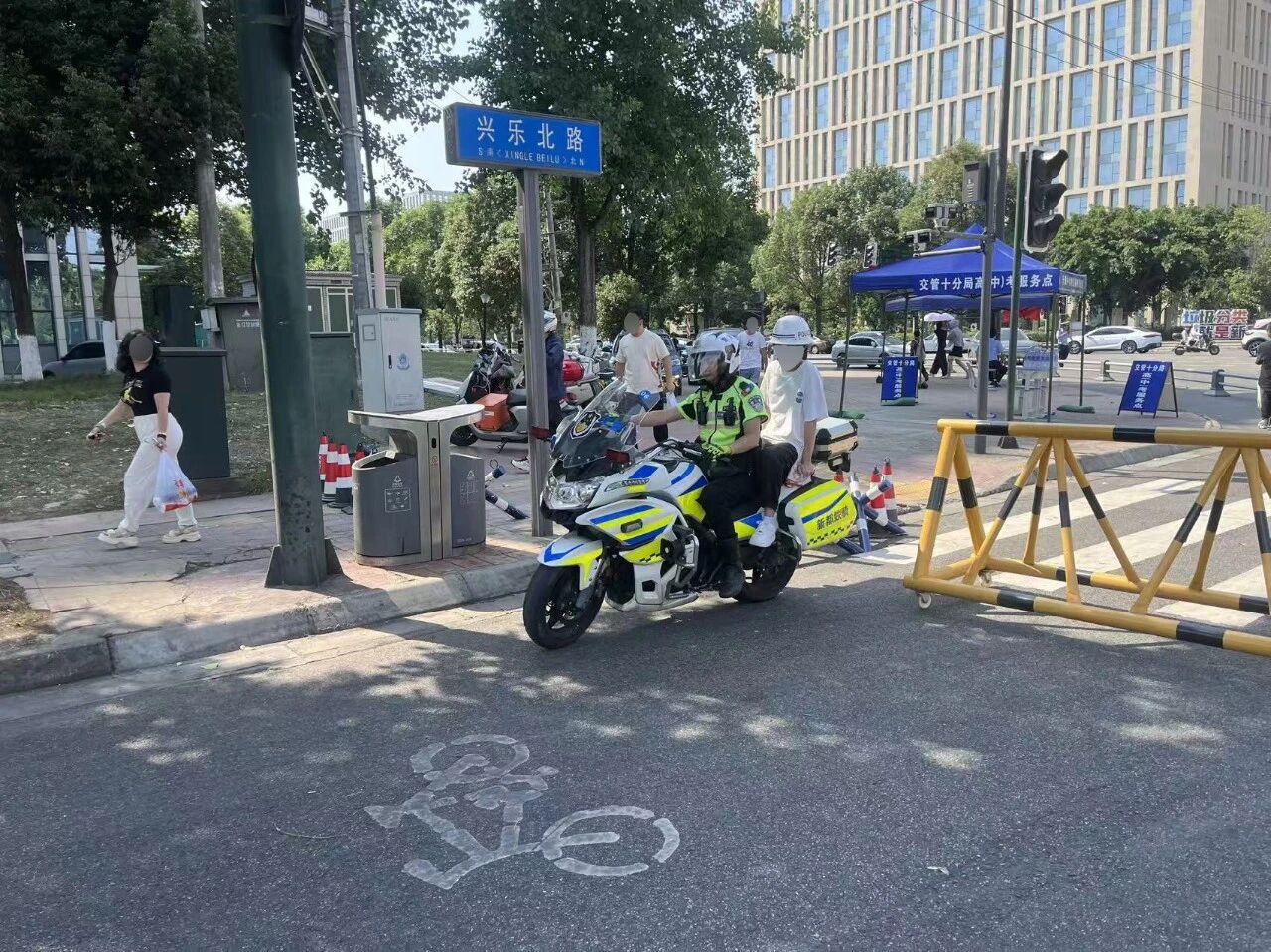 6月6日下午，執勤交警僅用16分鐘幫助考生証件取回。成都新都公安供圖