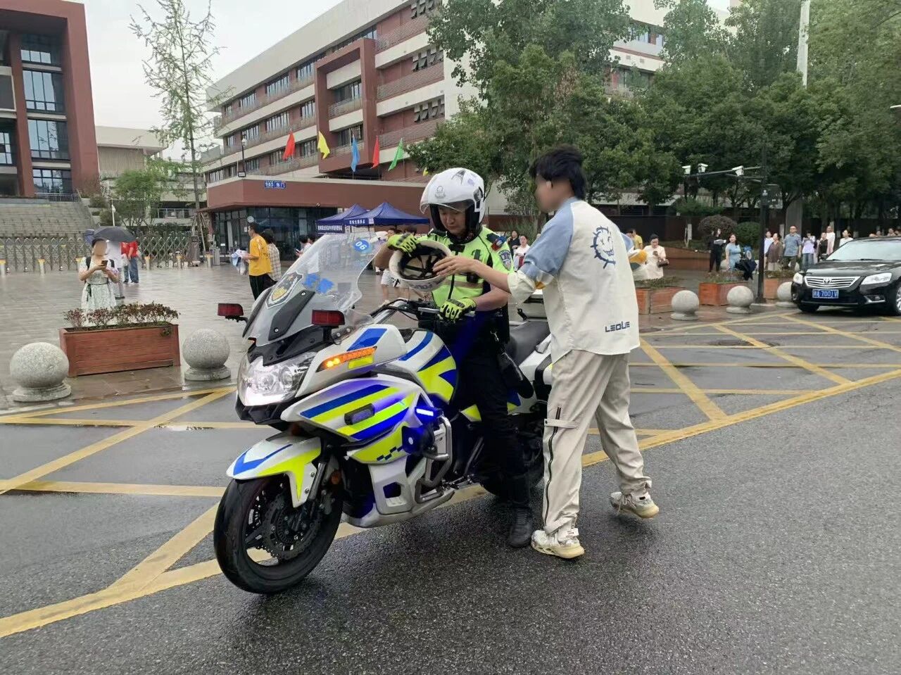 高考首日考前一小時，成都交管十分局機動分隊執勤隊員僅用17分鐘幫助考生順利取回証件。成都新都公安供圖