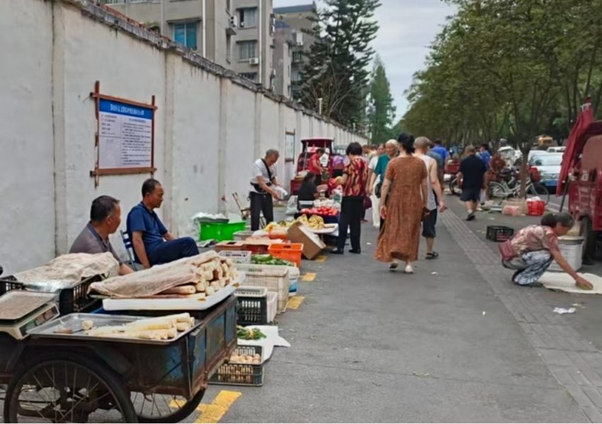 148个便民摊位。梅杰摄