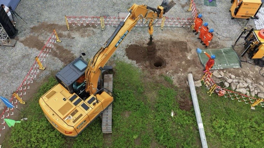 模拟抢修过程中快速使用挖吊一体机在复杂环境下开展电杆起吊、挖坑、组立。受访单位供图